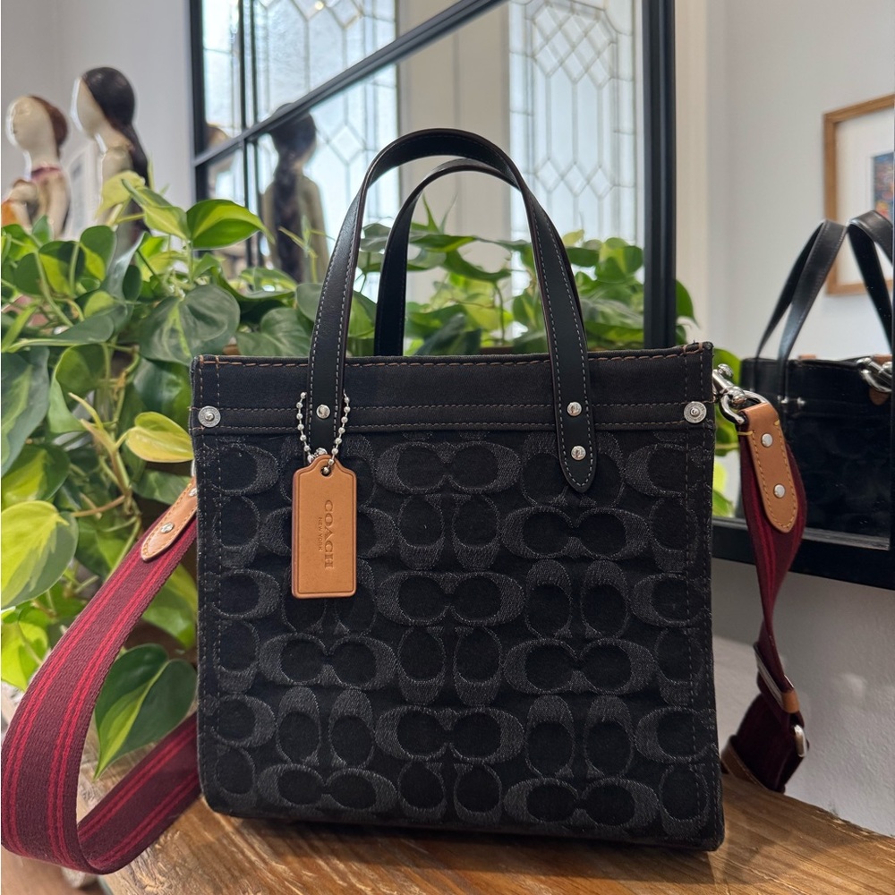 Coach Field Tote 22 Signature
Denim Black